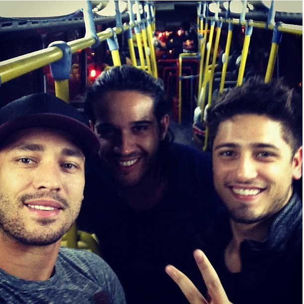Rodrigo Andrade, Daniel Rocha e um terceiro amigo andam de ônibus após UFC (Foto: Reprodução / Instagram)