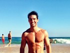 Uau! Bernardo Velasco mostra barriga sarada em praia no Rio