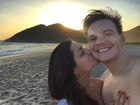 Michel Teló ganha beijo carinhoso da mulher, Thais Fersoza