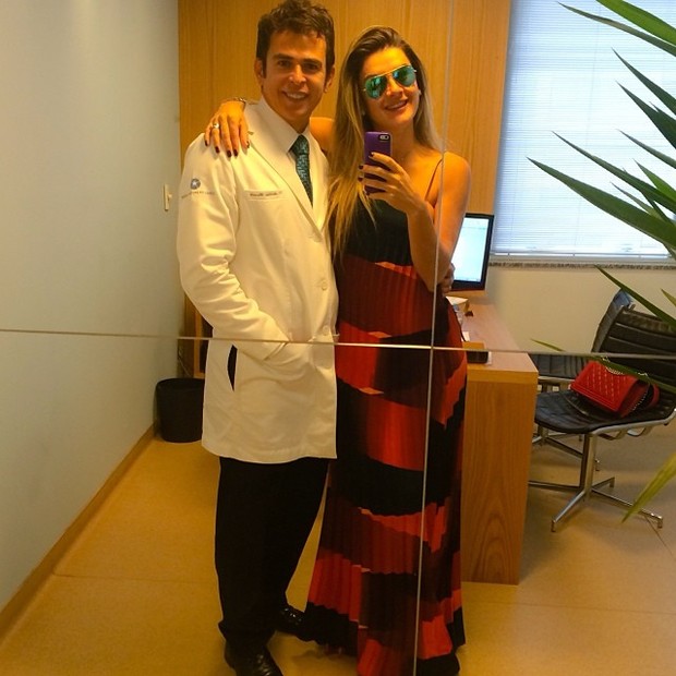 Mirella Santos escondendo barriga com vestido soltinho (Foto: Instagram / Reprodução)