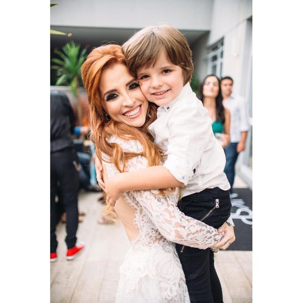 Clara Aguilar e o filho (Foto: Reprodução/Instagram)