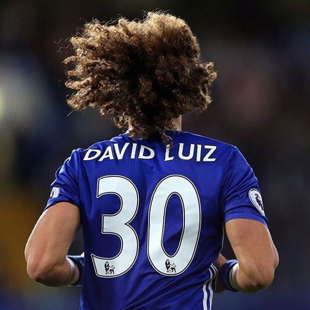 A foto que o jogador David Luiz postou, em outubro, na qual aparece com a camisa do Chelsea, foi a que mais rendeu curtidas para o atleta em 2016: 278 mil (Foto: Reprodução/Instagram)