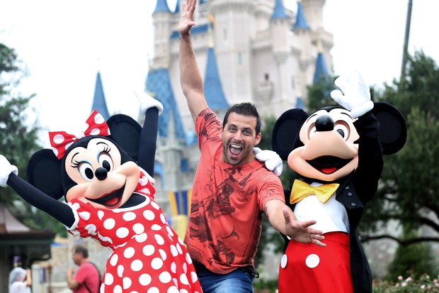 Henri Castelli posa com filho e amigos na Disney (Foto: Divulgação)