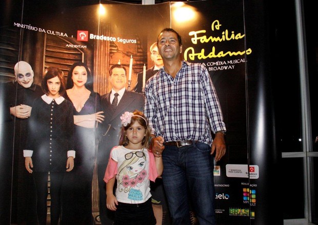 Marcos Palmeira e a filha no musical "A Família Addams" (Foto: Onofre Veras / AgNews)