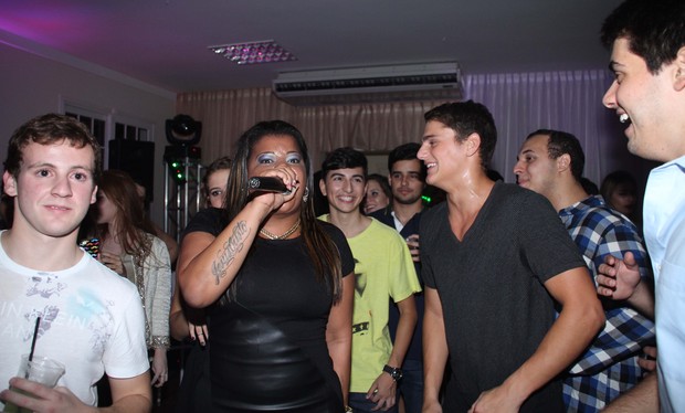 Tati Quebra Barraco canta em festa de 18 anos (Foto: Veronica Pontes / Divulgação)