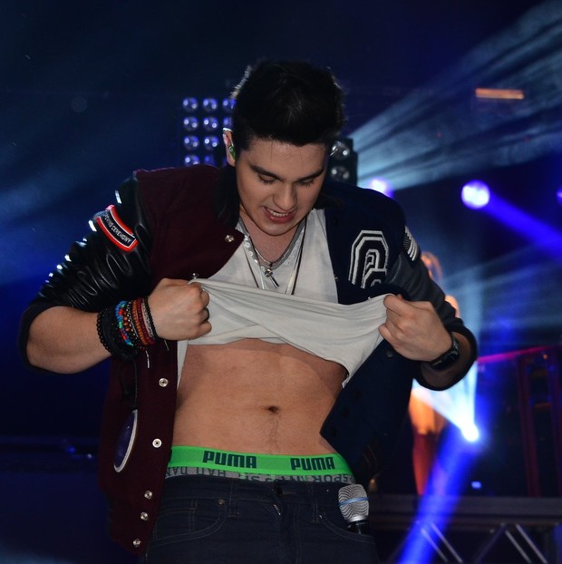 Luan Santana deixa barriga à mostra durante show (Foto: Caio Duran/AgNews)