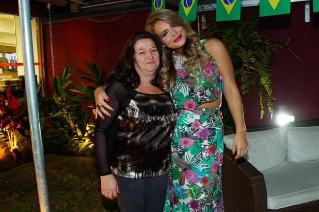 Geisy Arruda muda o visual acompanhada da mãe (Foto: Marcos Ribas/ Photo Rio News)
