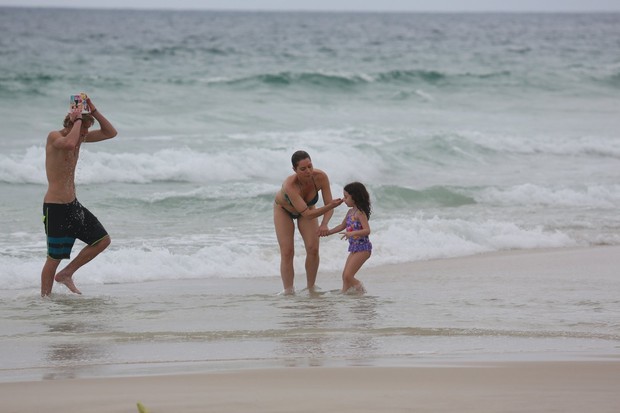 Filhos de Letícia Spiller na praia (Foto: Dilson Silva / Agnews)
