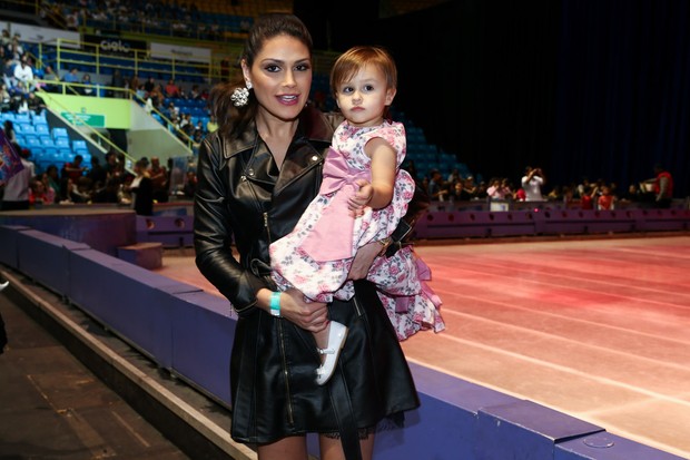 Natália Guimarães com as filha (Foto: Manuela Scarpa/Photo Rio News)