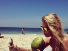 Yasmin Brunet faz 'selfie' enquanto toma água de coco na praia