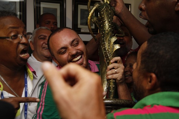 Taça na Mangueira  (Foto: Anderson Barros / Ego)
