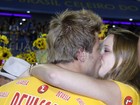 Ex-BBB Diego Alemão troca beijos com namorada de 19 anos na Sapucaí