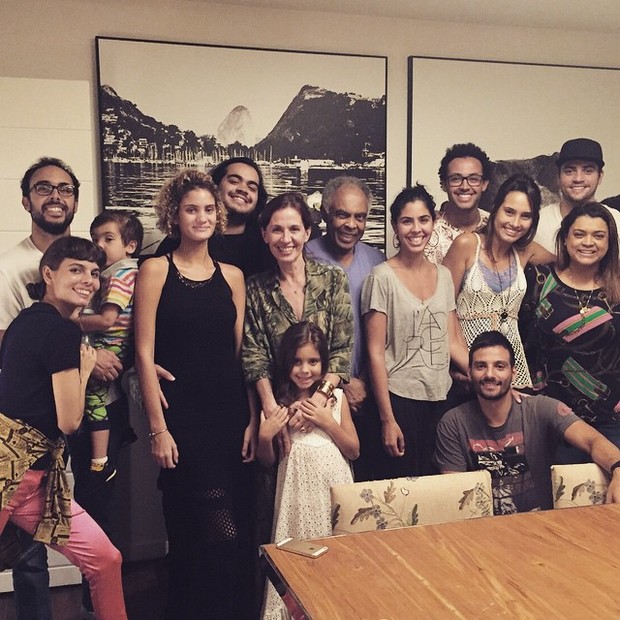 Gilberto Gil com a mulher, Flora Gil, filhos e netos (Foto: Instagram/ Reprodução)