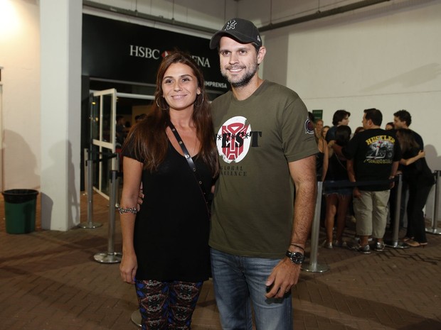 Giovanna Antonelli e o marido, Leonardo Nogueira, em show no Rio (Foto: Felipe Panfili/ Ag. News)