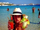 De férias, Alessandra Ambrósio posa com bebidas nas mãos: 'Sede'