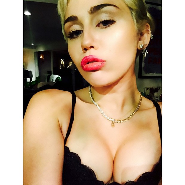 Miley Cyrus posa de sutiã (Foto: Instagram/ Reprodução)