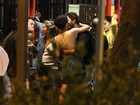 Gabriel Braga Nunes beija morena em bar carioca