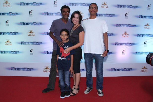 Hélio De La Peña com a família na pré-estreia de RoboCop (Foto: Alex Palarea / AgNews)