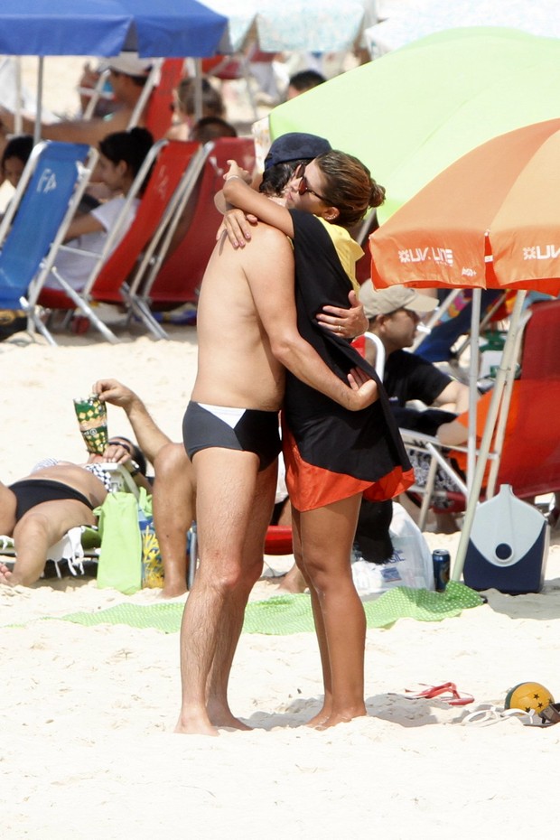 Marcelo Serrado com a namorada na praia (Foto: Gil Rodrigues/ Foto Rio News)