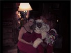 Decotada, Mariah Carey posa ao lado do marido vestido de Papai Noel