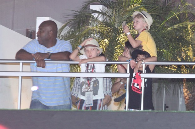 Benício e Joaquim, filhos de Angélica e Luciano Huck, em camarote VIP do Rock in Rio (Foto: Alex Palarea/AgNews)