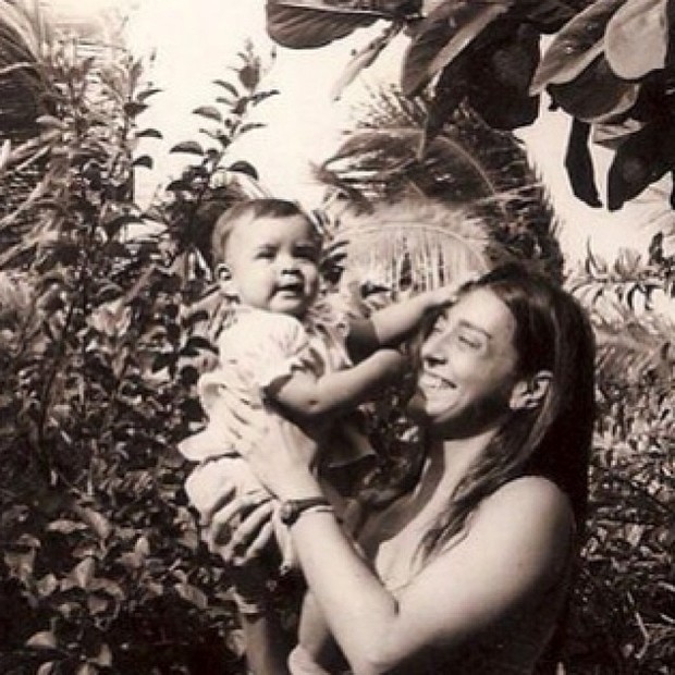 Preta Gil no colo da mãe, Flora (Foto: Reprodução/Instagram)