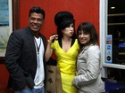 Maurício Mattar e namorada 'tietam' estátua de Amy Winehouse