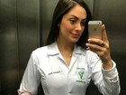 Pronta para o trabalho! Francine Piaia faz selfie com uniforme de veterinária