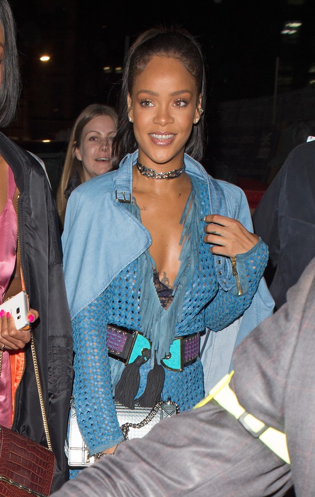 Rihanna em boate em Londres, na Inglaterra (Foto: AKM-GSI/ Agência)