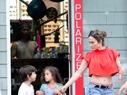 De short e barriga de fora, Jennifer Lopez passeia com os filhos