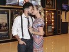 Natallia Rodrigues troca beijos com o noivo após estreia no teatro