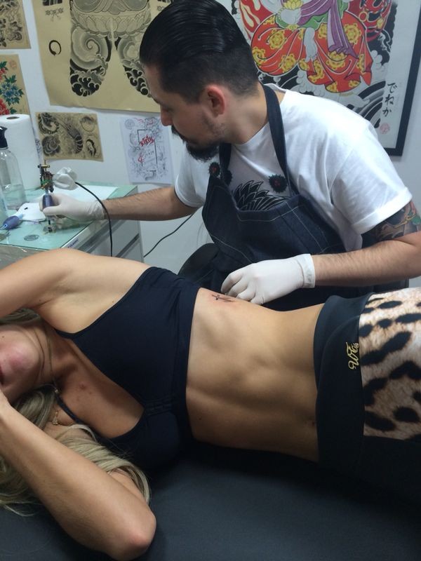 Tatiele Polyana e o tatuador Deneka (Foto: Divulgação)
