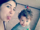 Marotos! Priscila Pires e filho mostram língua em foto