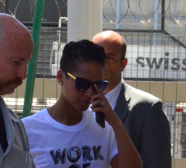 Alicia Keys e marido em aeroporto no RJ (Foto: FotoRioNews / William Oda)
