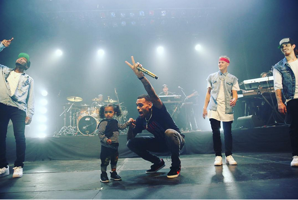 Chris Brown leva a filha para o palco (Foto: Reprodução/Instagram)