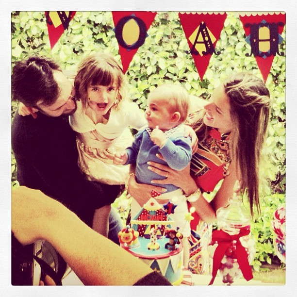 Alessandra Ambrósio com os filhos Anja e Noah e o marido, Jamie Mazur (Foto: Instagram/ Reprodução)