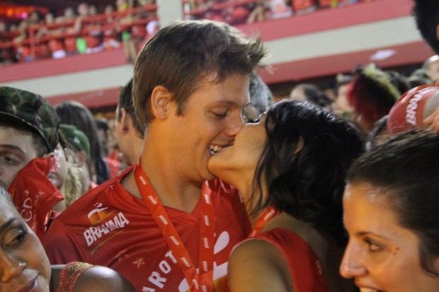 Fabio Porchat beijando na sapucaí (Foto: Wallace Barbosa/Ag. News)
