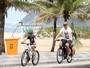 Rodrigo Hilbert anda de bicicleta com os filhos em praia do Rio