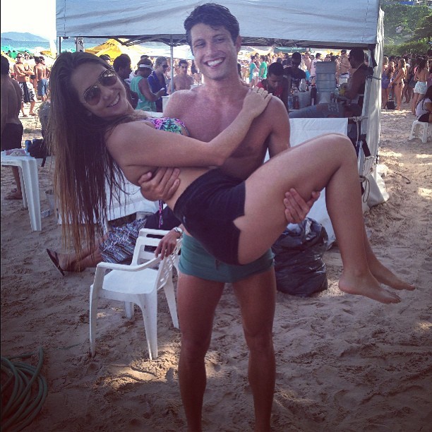 Carolina Portaluppi com namorado em Jeribá (Foto: Instagram / Reprodução)