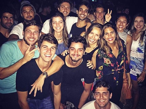 Rodrigo Simas, Bruno Gissoni e Yanna Lavigne em festa com amigos (Foto: Instagram/ Reprodução)