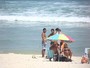 Bruno Gissoni e Felipe Simas curtem praia no Rio