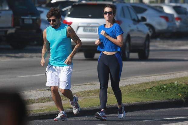 Juliana Didone corre com namorado no Rio (Foto: Dilson Silva/Ag News)
