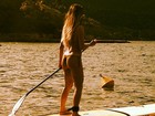 Flávia Viana mostra boa forma fazendo stand up paddle: 'Em paz'