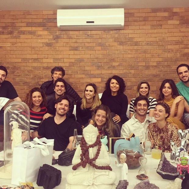 Tatá Werneck com amigos como Paulo Betti e Isis Valverde em sua casa no Rio (Foto: Instagram/ Reprodução)