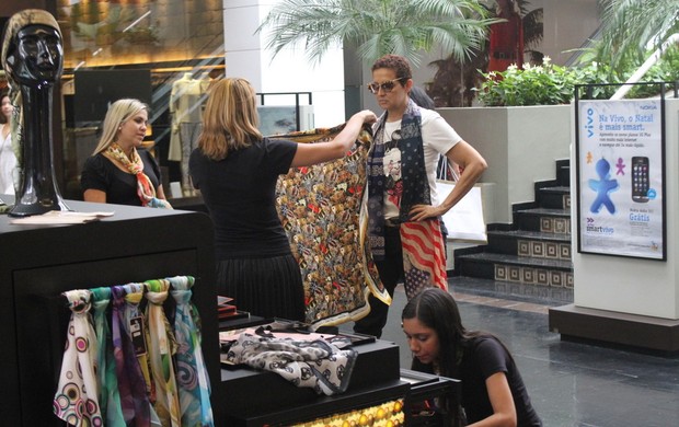 Betty Lago compra lenços em shopping (Foto: Daniel Demiro/Ag News)