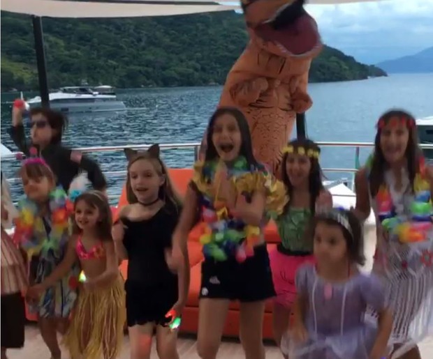Crianças se divertindo em iate em Angra dos Reis (Foto: Reprodução/Instagram)