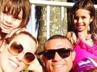 Vitor Belfort e Joana Prado passam tarde de sol com os filhos