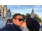 Sergio Malheiros posta foto dando beijão em Sophia Abrahão na Disney