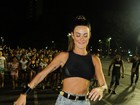 Thaila Ayala deixa barriguinha de fora  em ensaio de escola de samba