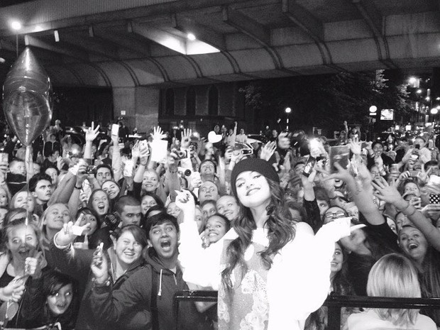 Selena Gomes posa com fãs (Foto: Instagram/ Reprodução)